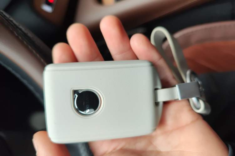 Used Volvo XC90 2025 B5 SmartDrive Luxury Edition 7-Seater Vehicle Key