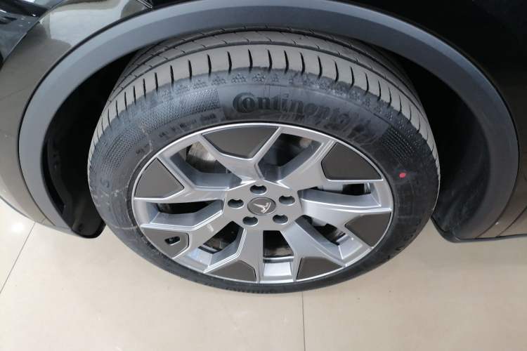 Used Tesla Model Y L 2025 Model Long-Range All-Wheel-Drive Version