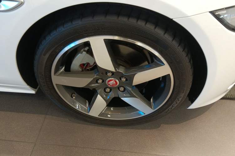 Used Jaguar XE 2015 2.0T 240 PS R-Sport Right Front Wheel Hub