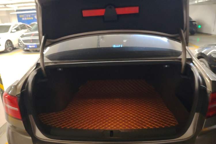 Used Volkswagen Magotan 2017 330TSI DSG Leading Model Trunk