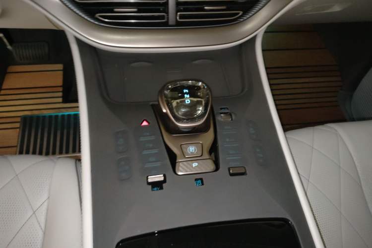 Used Denza D9 2022 DM-i 970 Four-Wheel Drive Flagship Model
