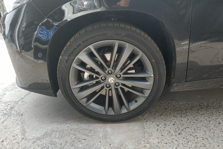 Used Leapmotor C16 2026 Extended-Range 280 LiDAR Zhizun Edition 5 Seats Left Front Wheel Hub