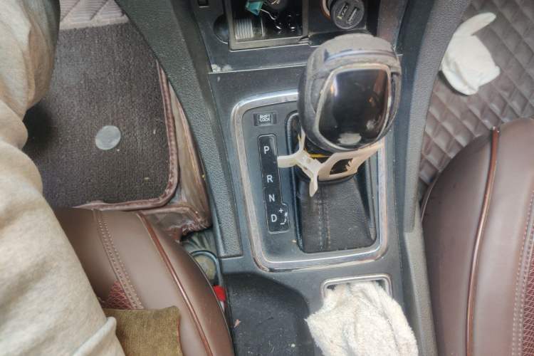 Used Geely Auto Emgrand 2016 Sedan 1.5L CVT Upward Version Gear Lever