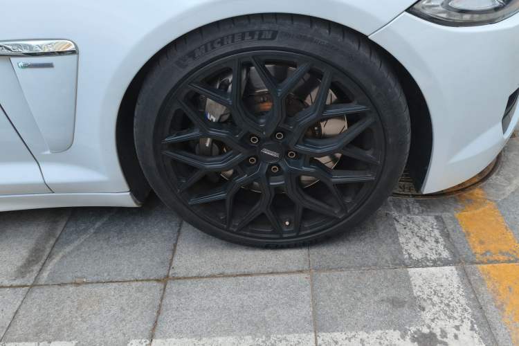 Used Jaguar XF 2015 XF 3.0 SC 80th Anniversary R-Sport Edition Right Front Wheel Hub