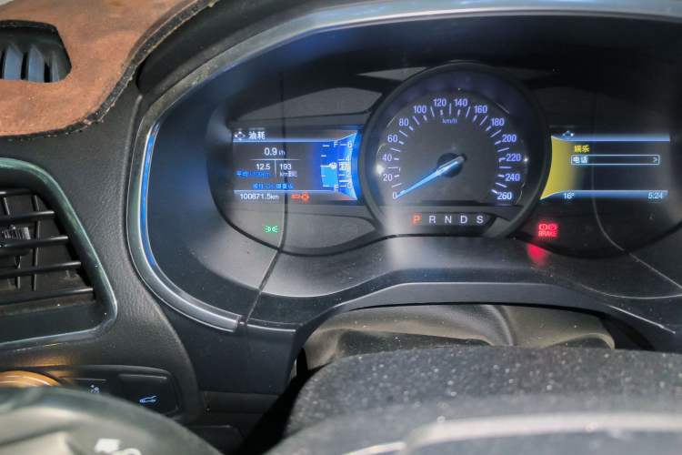 Used Ford Edge 2017 EcoBoost 245 Two-Wheel-Drive Sporty 7-Seater Odometer Close Up