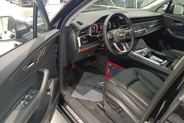 Used Audi Q7 2021 55 TFSI quattro S line Sport model
