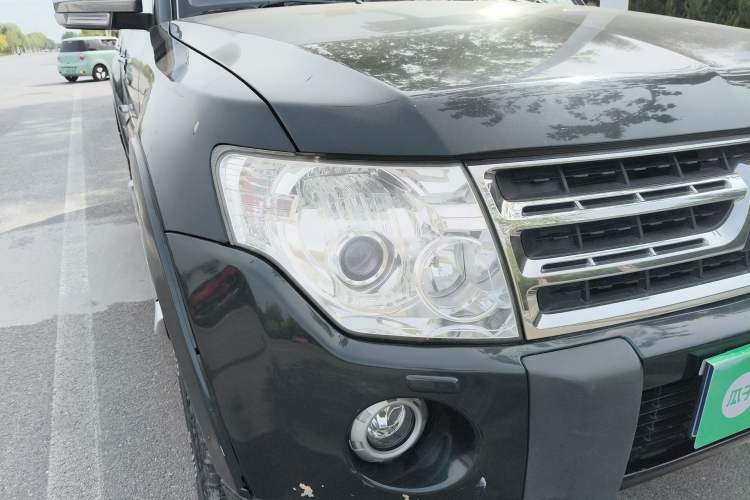 Used Mitsubishi Pajero 2011 3.0L Elite Edition Right Front Headlight