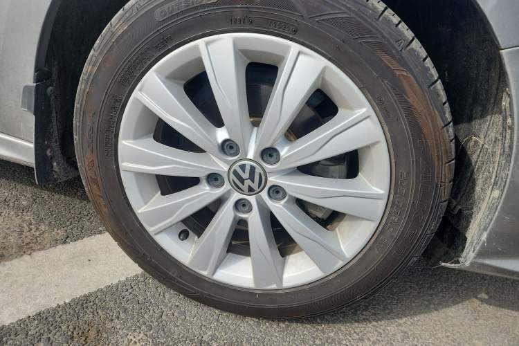 Used Volkswagen Sagitar 2015 1.6L Automatic Comfort Model Right Front Wheel Hub