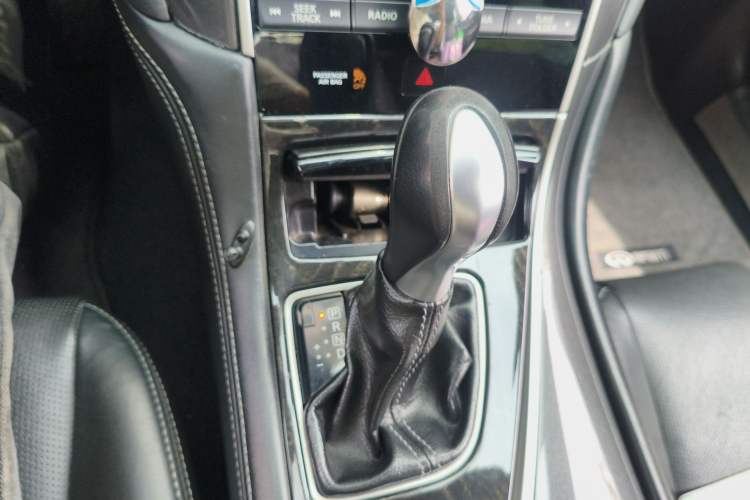 Used Infiniti Q50 2014 2.0T Comfort Edition Gear Lever