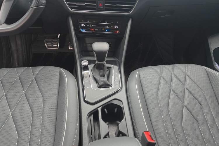 Used Volkswagen Tiguan L 2023 Restyled 330TSI Automatic Two-Wheel Drive R-Line Enhanced Comfort Version Gear Lever