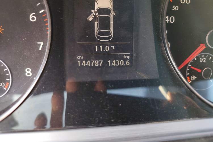 Used Volkswagen Magotan 2013 1.8TSI Premier Model Odometer Close Up