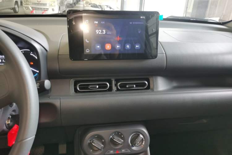 Used Wuling Hongguang New Energy 2024 All-Electric Model 300KM Standard Version Audio And AC Panel