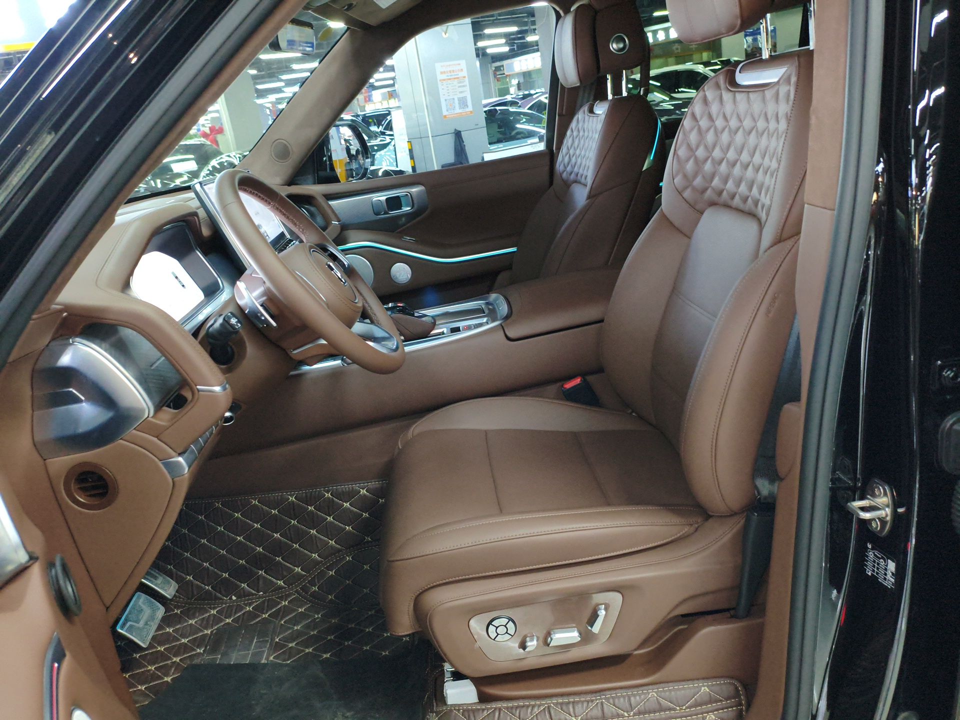 المقاعد الأمامية داخل السيارة