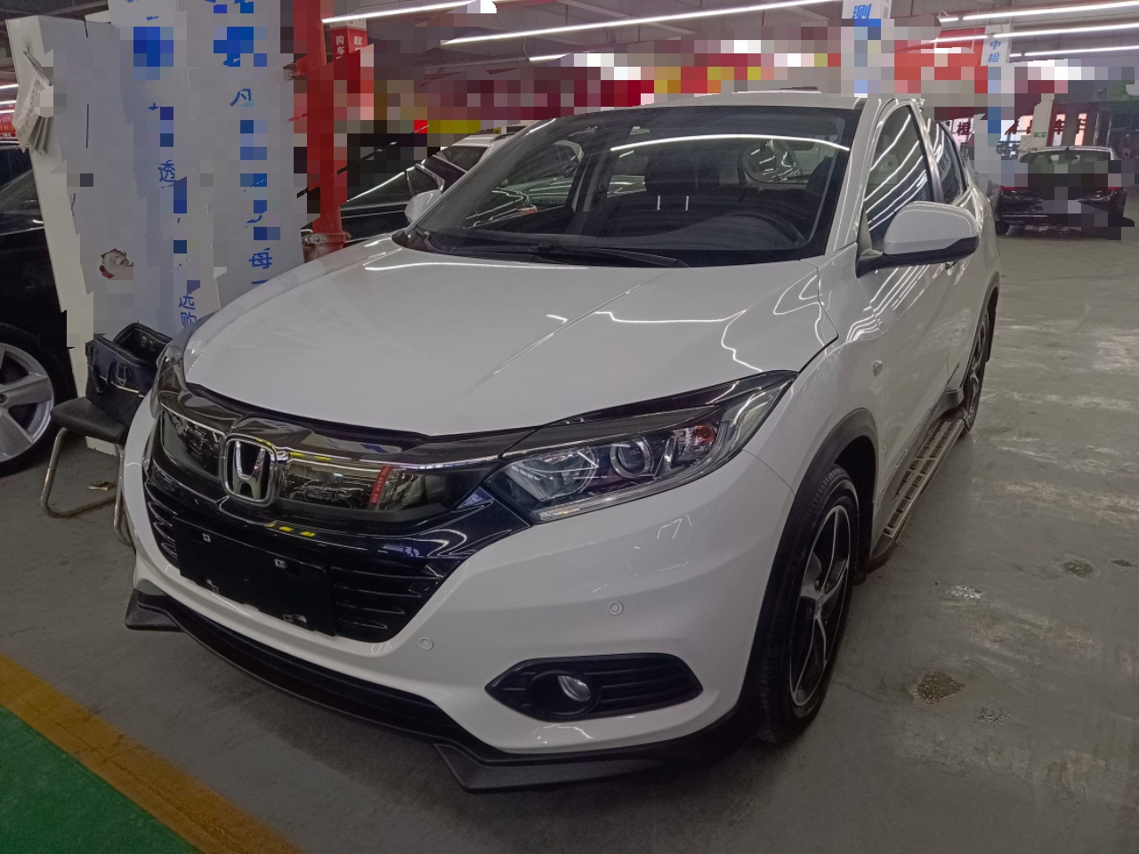 تحت مقدمة السيارة