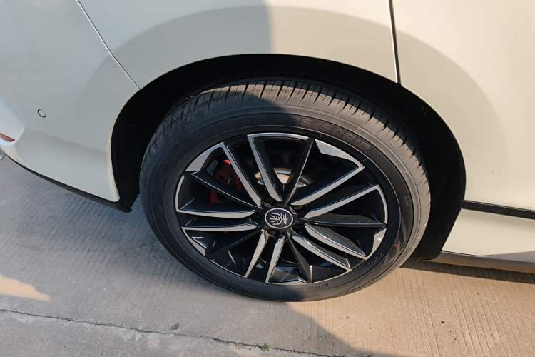 Used BYD Qin L 2025 EV 545KM Cloud Suspension Edition Right Rear Wheel Hub