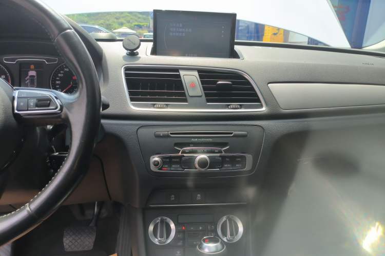 Used Audi Q3 2015 35 TFSI Ambition Edition Audio And AC Panel