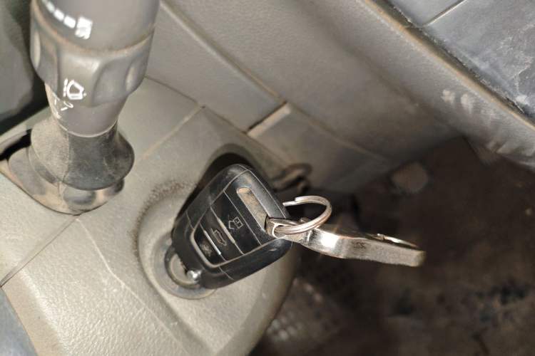 Used SAIC MAXUS Xintu V80 2017 2.5T 5-Speed Manual Aoyuntong National IV Short Wheelbase Ultra-Low Roof 5/6/10-Seater