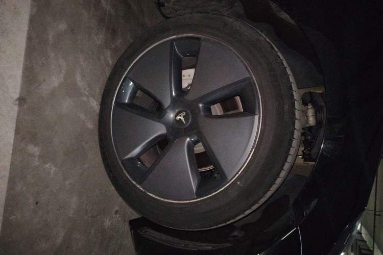 Used Tesla Model 3 2022 Rear-Wheel-Drive Version Right Front Wheel Hub