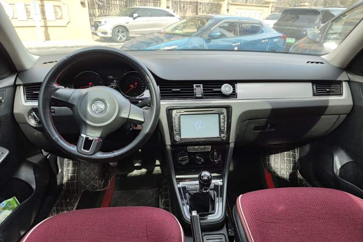 Used Volkswagen Bora 2013 1.6L Manual Comfort Model Center Console