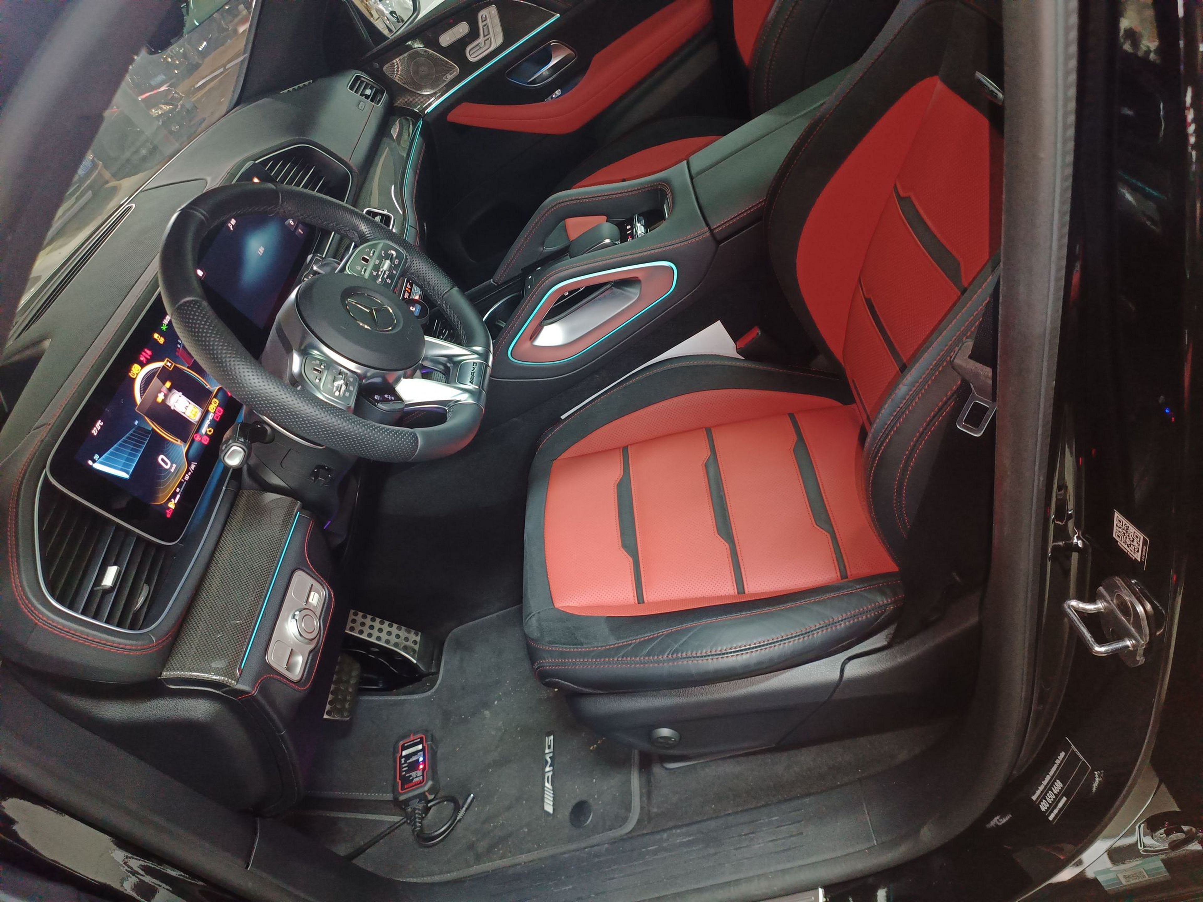 المقاعد الأمامية داخل السيارة