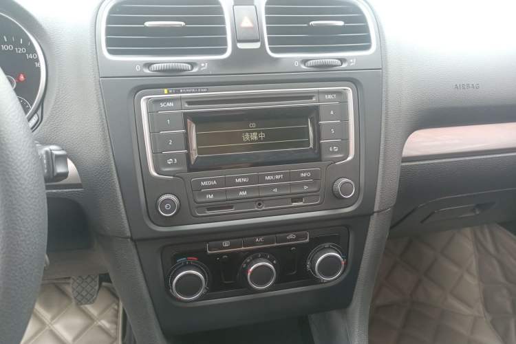 Used Volkswagen Golf 2012 1.6 Manual Fashion Edition Audio And AC Panel