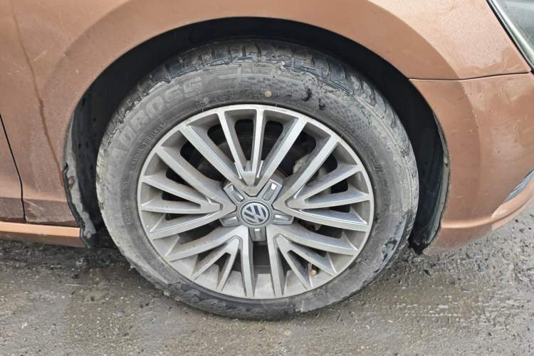 Used Volkswagen Lamando 2015 280TSI DSG Luxury Edition Right Front Wheel Hub