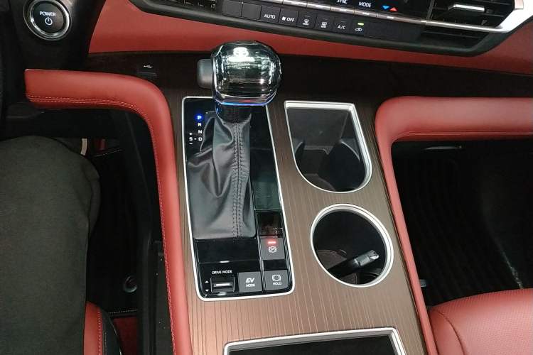 Used Toyota Granvia 2024 2.5L Hybrid Comfort Edition Gear Lever