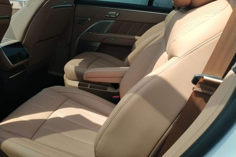 Used ONVO Luxeed L90 2025 Model—Ultra Six-Seater Version Left Rear Seat