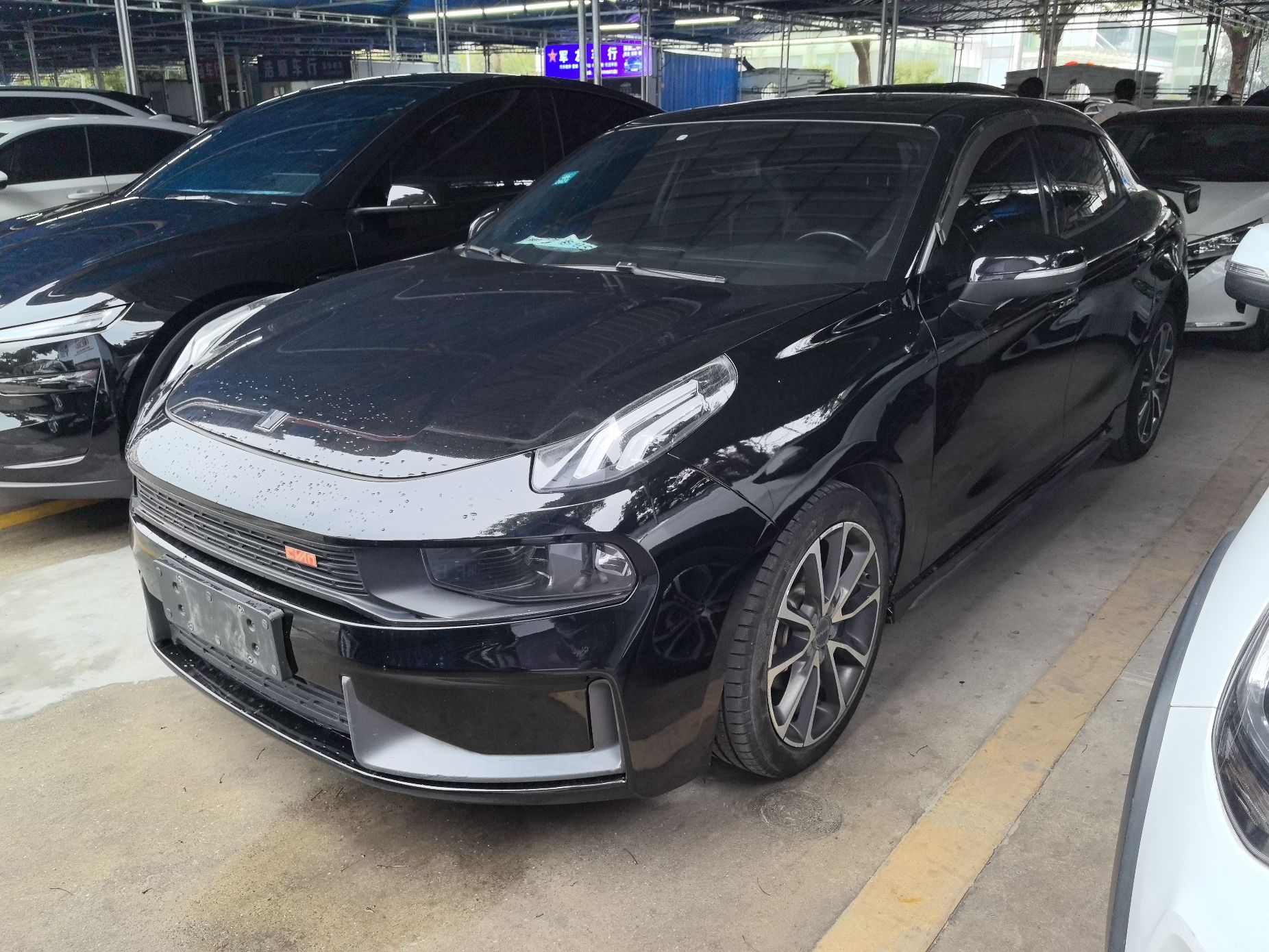 Под передней частью автомобиля