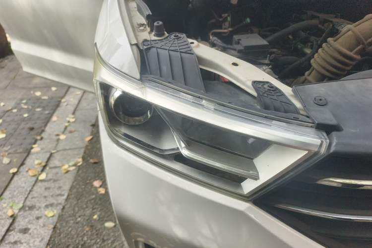 Used Wuling Hongguang 2018 1.5L S Comfort Model L2B Right Front Headlight