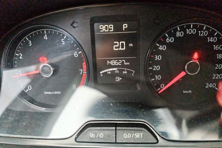 Used Volkswagen Gran Lavida 2013 1.6L Automatic Fashion Model Odometer Close Up