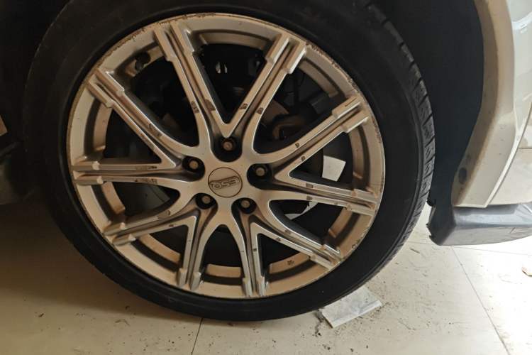Used Infiniti ESQ 2014 1.6L Spontaneous Edition Right Front Wheel Hub