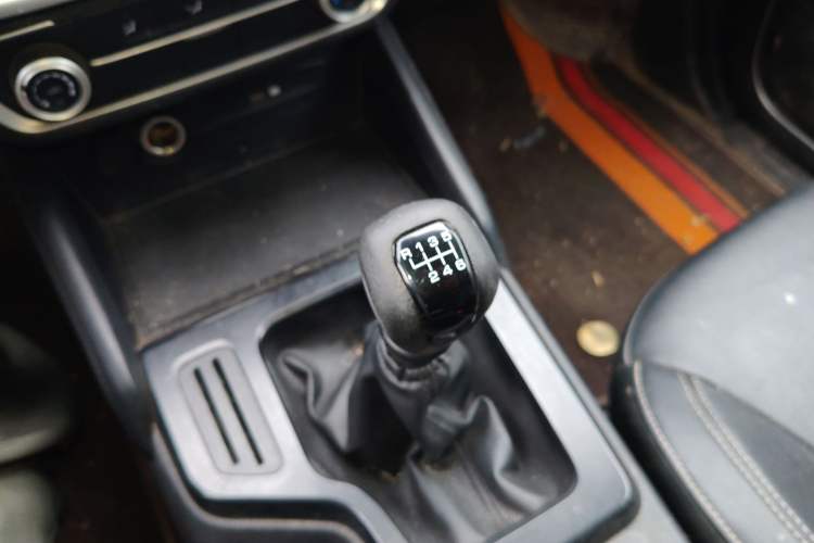 Used JMC Yuhu 7 2022 2.0T Manual Diesel 4x4 Comfort Version Standard Wheelbase Gear Lever