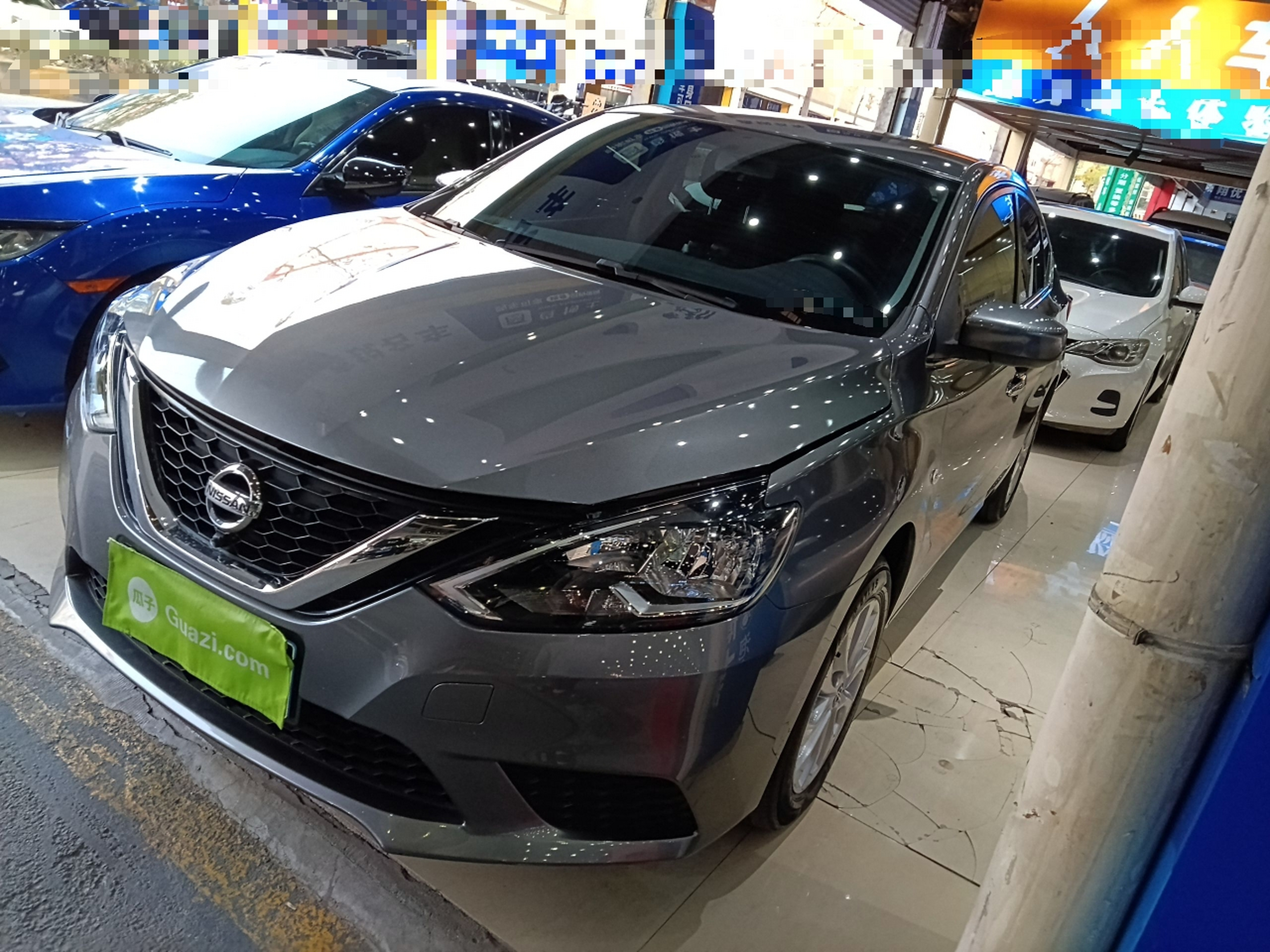 تحت مقدمة السيارة