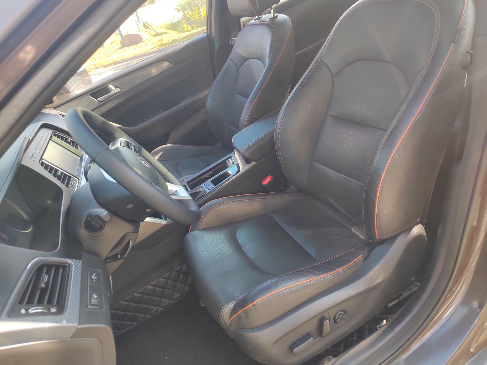 Переднее сиденье в автомобиле