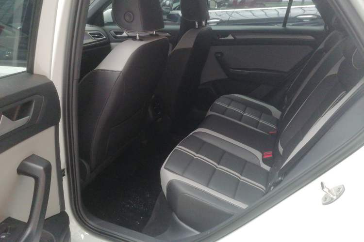 Used Volkswagen T-ROC 2023 300TSI DSG Two-Wheel-Drive Chen Guang Edition Left Rear Seat