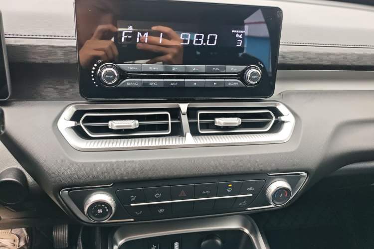 Used Great Wall King Kong Poer 2024 2.0T Automatic 8AT Diesel Two-Wheel-Drive Elite Flatbed
