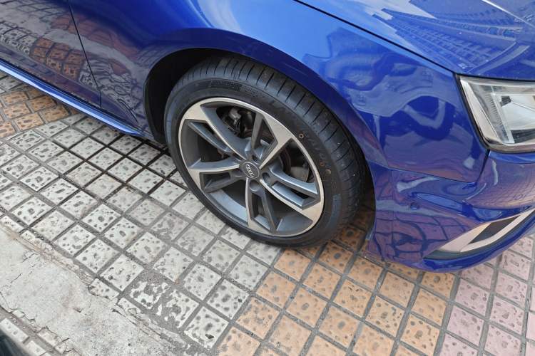 Used Audi A4L 2019 40 TFSI Fashion Edition China VI Emission Standard Right Front Wheel Hub