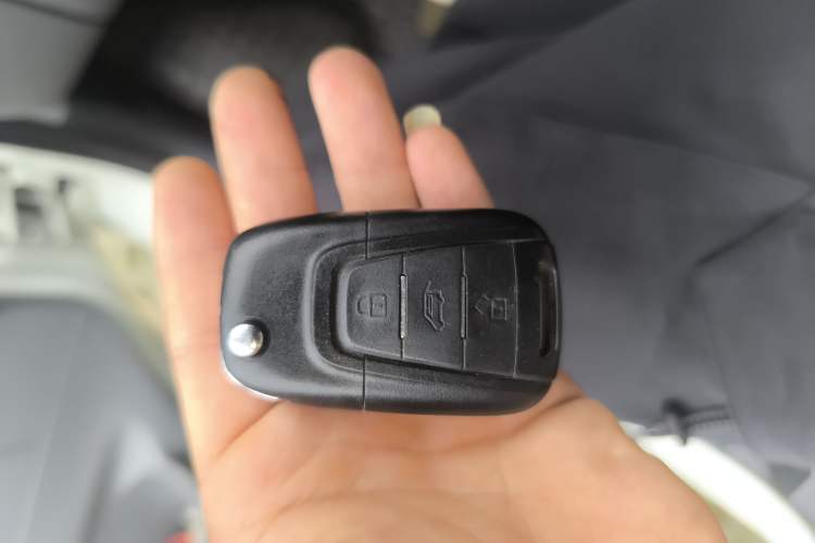 Used SAIC MAXUS Xintu V80 2021 2.0T Manual Classic Aoyuntong Short Wheelbase Mid-Roof 5/6-Seater