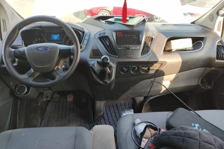 Used Ford Transit 2020 2.0T Gasoline Multi-Function Commercial Vehicle Mid-Drive Low-Roof Design with Dual Rear Doors Meeting China VI Emission Standards
