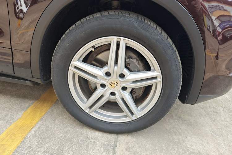 Used Porsche Cayenne 2015 Cayenne 3.0T Right Front Wheel Hub