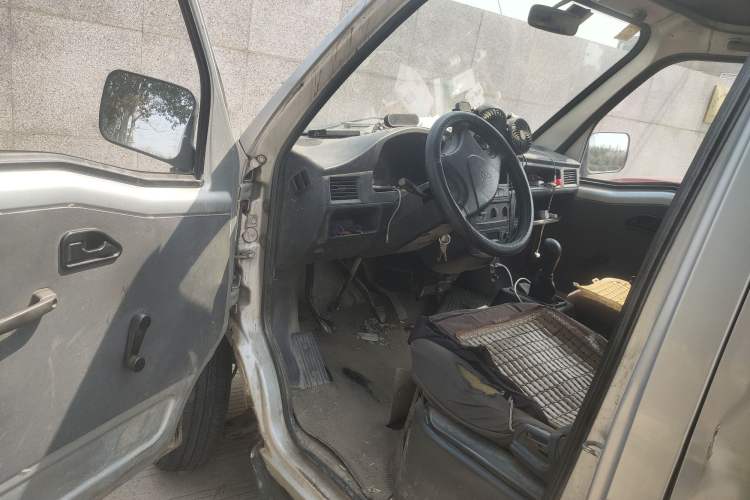 Used Wuling Zhiguang Small Truck 2016 1.2L Double-Cab LSI Driver Seat