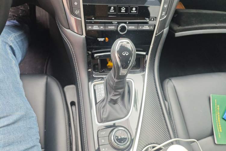Used Infiniti Q50L 2018 2.0T Comfort Edition China VI Standard Gear Lever