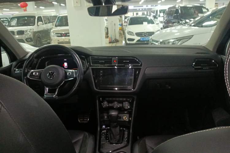 Used Volkswagen Tiguan L 2021 330TSI Automatic Two-Wheel Drive R-Line Enhanced Edition Center Console
