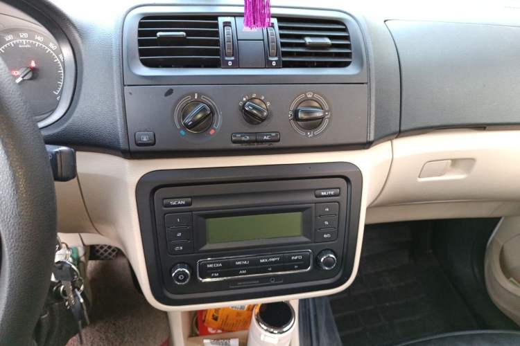 Used Skoda Fabia 2014 1.4L Automatic Crystal Edition Audio And AC Panel