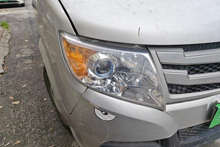 Used Dongfeng Yufeng 2021 2.3T V9 Logistics Vehicle Short Wheelbase Mid-Roof Design 5-9 Seater China V Emission Standard WP2.3