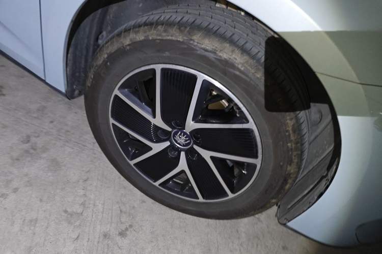 Used BYD Qin L 2024 DM-i 120KM Leading Model Right Front Wheel Hub