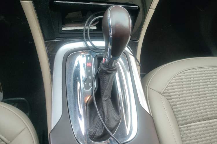 Used Buick Regal 2014 2.0L Leading Fashion Edition Gear Lever