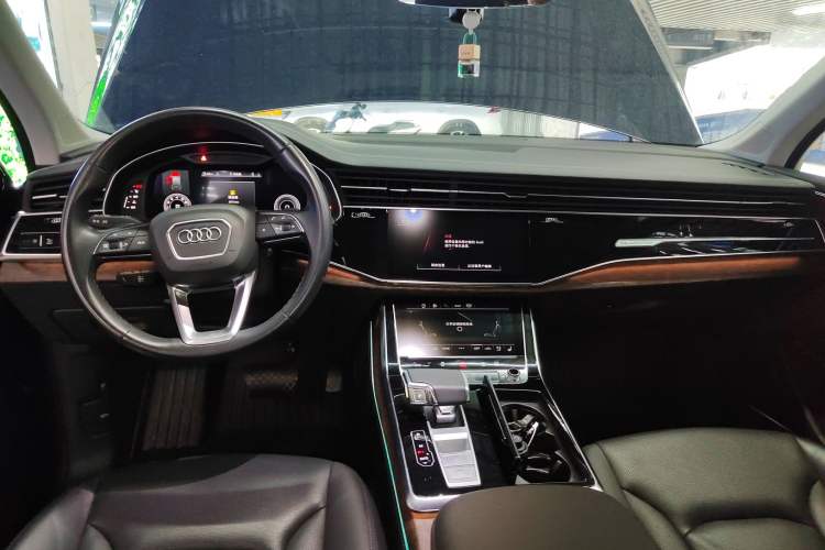 Used Audi Q7 2023 55 TFSI quattro S line Sport Edition Center Console