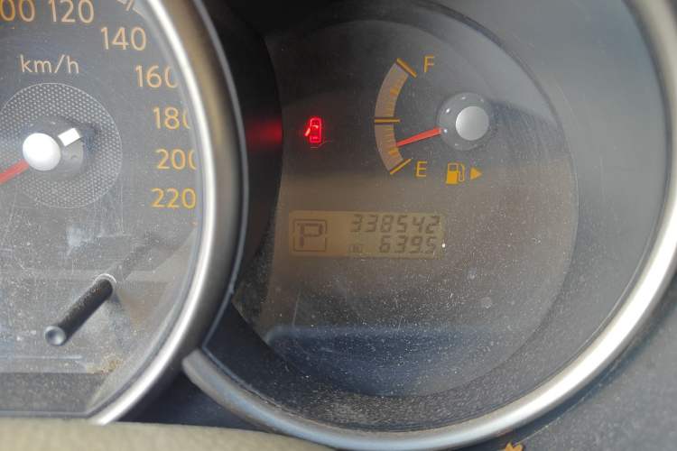 Used Nissan Geniss 2008 1.8L Manual Comfort Model Odometer Close Up